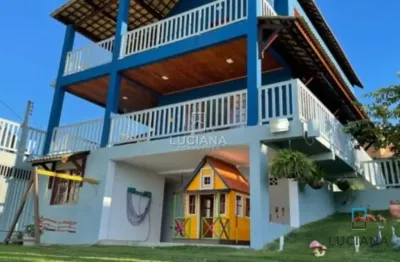 Casa com área de lazer privativa e condomínio bem localizado