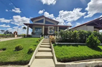 Belissima casa com 4 suítes e piscina em condomínio