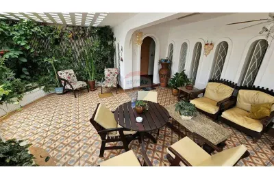 Casa tríplex com piscina, 3 quartos e mobília rústica na Vila Blanche – Cabo Frio R$ 770 mil