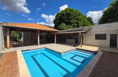 Vendo casa com piscina no bairro ipase em várzea grande