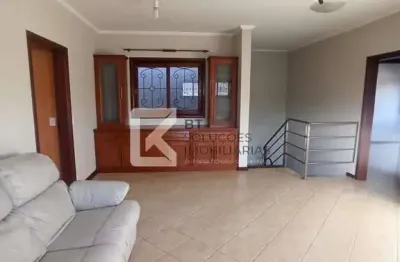Sobrado com 5 dormitórios sendo 2 no térreo, quintal gramado na frente da casa á venda,r$ 1.350.000