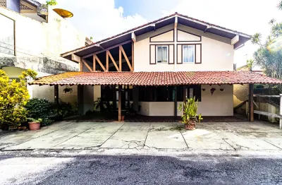 Casa estilo chalé no condomínio green garden na mário covas!