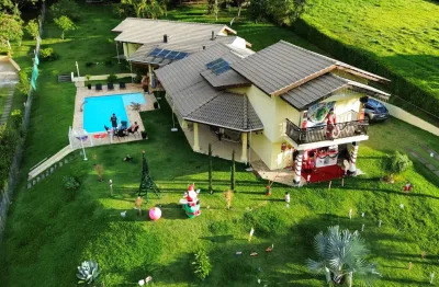 Casa ampla em condomínio cercado por natureza — oportunidade abaixo do mercado