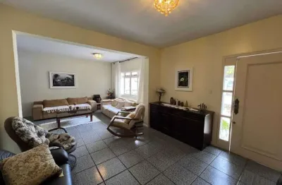 Casa com 4 suites no coração do estreito, com vista mar.