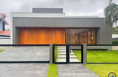 Casa de alto padrão com 3 dormitórios na pedra branca, palhoça/sc