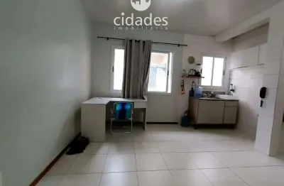 Apartamento para venda de 02 dormitórios com garagem privativa coberta bairro carianos, florianópolis
