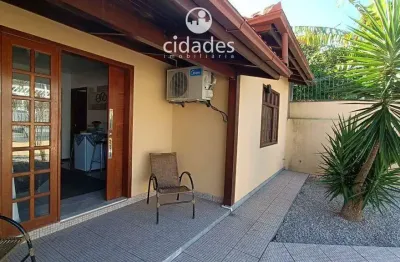 Casa 4 com quartos, a venda com (1 suíte ) no balneário estreito, com ótima localização !