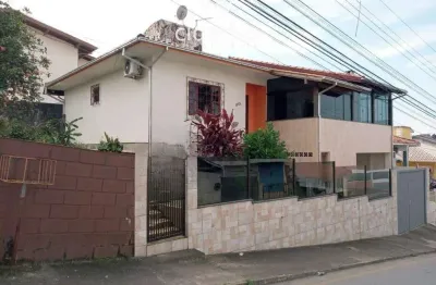Casa de esquina com amplo terreno com 3 dormitórios em areias - são josé.