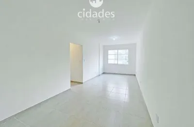 Apartamento para aluguel no Centro de Florianópolis, andar alto, 3 quartos (suíte) com elevador.
