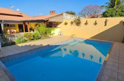 Casa totalmente térrea com piscina espaço gourmet churrasqueira ampla garagem para até 4 veículos