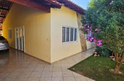 Casa totalmente térrea com piscina espaço gourmet churrasqueira ampla garagem para até 4 veículos
