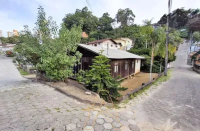 Terreno edificado com casa de madeira no bairro escola agrícola - blumenau/ sc