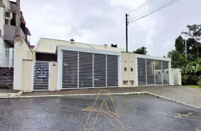 Casa com 03 dormitórios no bairro água verde em blumenau/sc