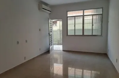 Casa térrea em condomínio fechado possui 2 quartos e garagem