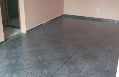 Apartamento térreo em prédio pequeno bem cuidado próximo a o comércio e transporteo