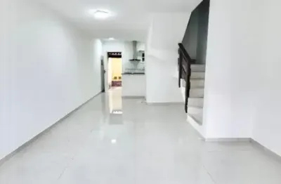 Vendo linda casa dentro de condomínio no jardim meudom teresópolis!