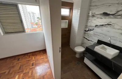 Impecável apartamento já reformado, em localização privilegiada.