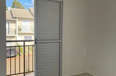 Casa condomínio, com 2 vagas de garagem, quintal, 2 banheiros, box, saca