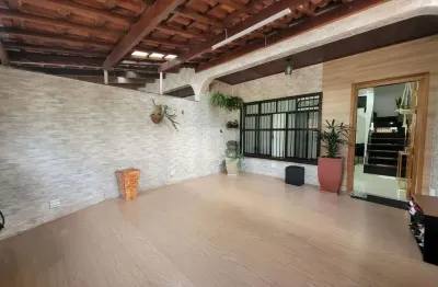 Sobrado amplo na vila nova: 3 dormitórios (1 suíte) + churrasqueira e 2 vagas!