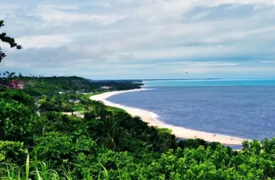 Lote à venda em condomínio fechado de alto padrão em porto seguro, a poucos minutos das praias paradisíacas e com excelente infraestrutura.