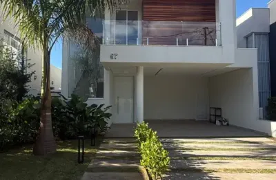 Belíssimo sobrado à venda com 3 suítes em condomínio na zona sul