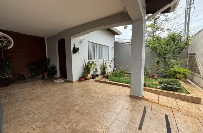 Casa térrea à venda no centro da cidade com 3 dormitórios sendo 1 suíte!