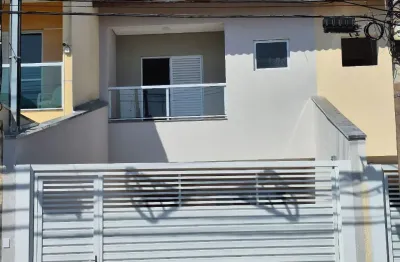 Sobrado novo, lindo acabamento, 3 suítes, sala ampla, cozinha planejada, 4 gragens, um belo quintal com churrasqueira