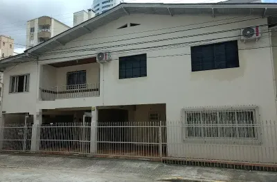 Casa para excursão para alugar no centro de balneário camboriú!