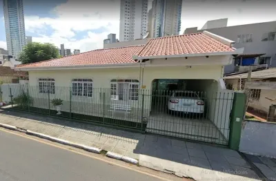 Excelente casa comercial para locação no centro de balneário camboriú!