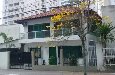 Casa p/ locação de grupos e excursões no centro de balneário camboriú!