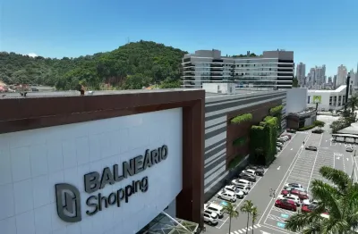 Apartamento em cima do shopping balneário! 2 suítes, 2 vagas! só entrar e morar!