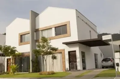 Casa em excelente condomínio na barra! 2 quartos, 03 vagas, imperdível!