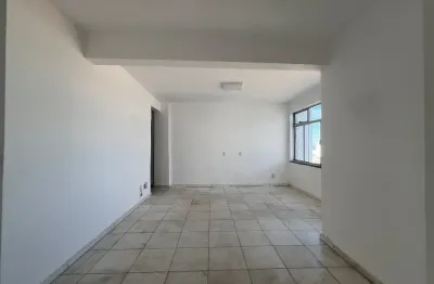 Apto 2/4, uma suíte, gabinete, nascente e uma linda vista mar.