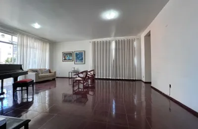 4/4 sendo uma suíte, duas garagens soltas, nascente, área externa privativa.