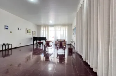 4/4 sendo uma suíte, duas garagens soltas, nascente, área externa privativa.