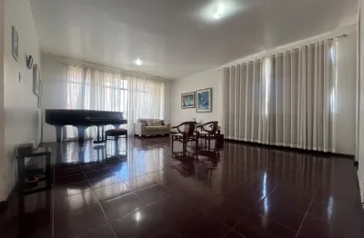 4/4, uma suíte, duas garagens soltas, nascente, área externa privativa.