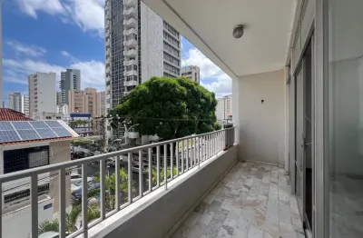 4/4, uma suíte, duas garagens soltas, nascente, área externa privativa.