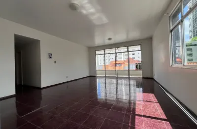 4/4, uma suíte, duas garagens soltas, nascente, área externa privativa.