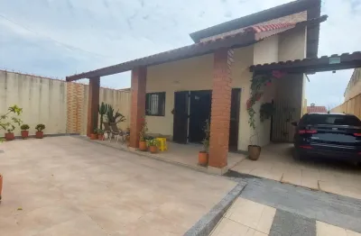 Casa à venda na Avenida Flacides Ferreira, 796, Balneário Gaivota, Itanhaém