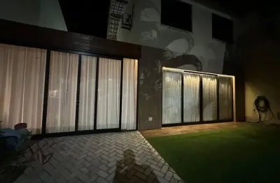 No condomínio sol do flamengo, excelente casa duplex, reformada, com piscina;