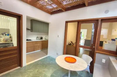 Maravilhoso village 4/4, em excelente condomínio arborizado c/ infra e excelente localização.
