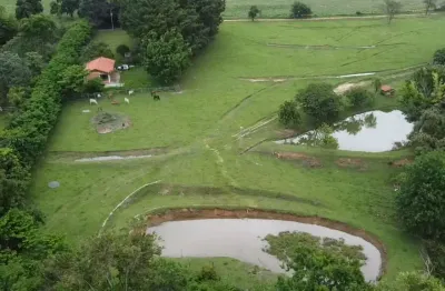 Sitio muito bem localizado, boa topografia, rico em agua