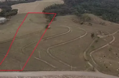 Sitio de 1 alq com documentação ok, próximo ao asfalto, boa topografia.