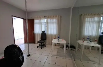 Oportunidade no bairro planalto – casa térrea com  3 vagas e jardim