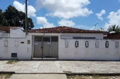 Vende-se casa ampla com terraço – conforto e localização!