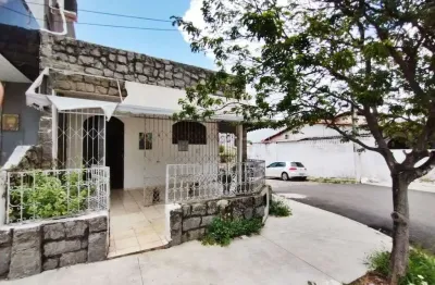 Oportunidade em avenida comercial – casa de esquina!