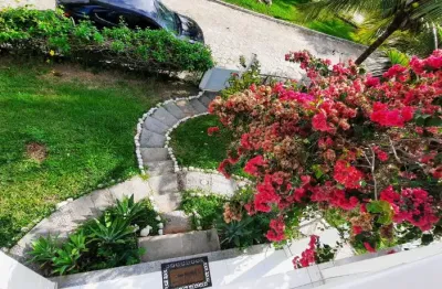 Excelente casa moderna em condomínio fechado à venda