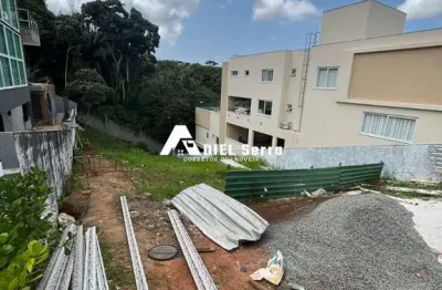 Terreno declive com 559m² - alphaville salvador 02 - condomínio com infra e segurança 24h