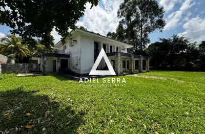 Laura de freitas - 3.300m² - 4 quartos sendo 3 suítes - 80% plano - piscina - quiosque c/ churrasqueira - 3 vagas - condomínio c/ infraestrutura