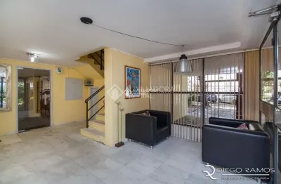 Ótima oportunidade de compra. apartamento de 02 quartos,  com dependência de empregada completa,  bem espaçoso.  sala de estar com 2 ambientes,  piso de tabuão original em todo o apartamento. cozinha 